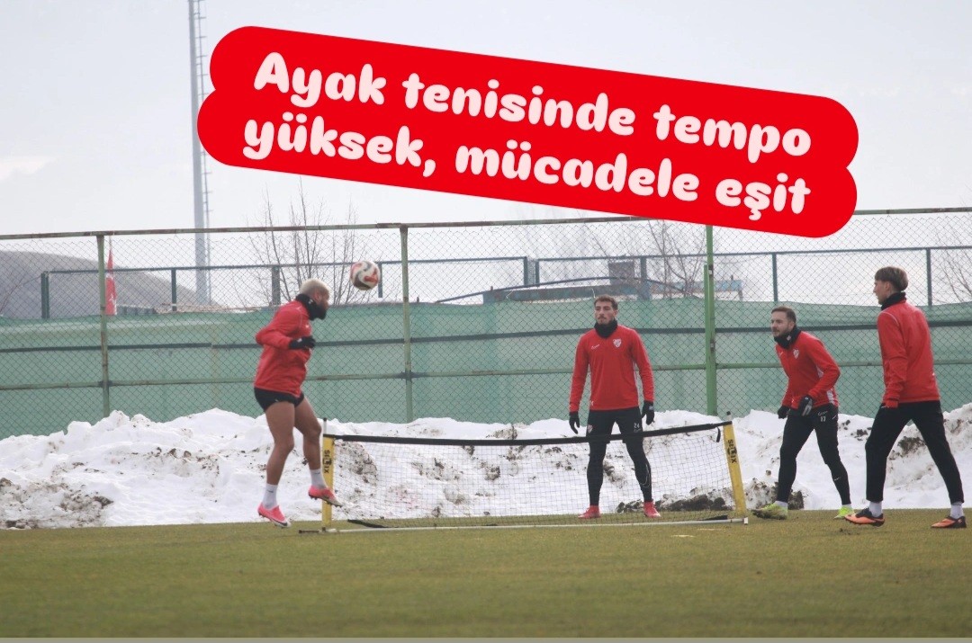 Ayak tenisinde tempo yüksek, mücadele eşit