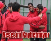Neşesini Kaybetmiyor