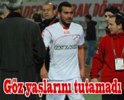 Göz yaşlarını tutamadı