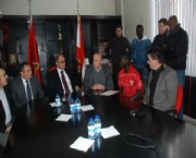 Gomis İmzaladı