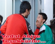 Elleriyle besledi