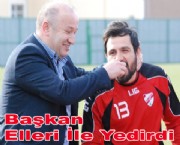 Başkan elleriyle yedirdi