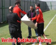 Verilmiş Sadakaları Varmış  Futbolcular Canlarını zor Kurtardı