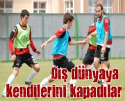 Dış dünyaya kendilerini kapadılar