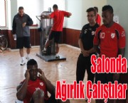 Salonda Ağırlık Çalıştılar
