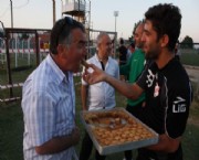 Elleri ile besledi