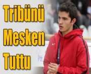 Tribünü Mesken Tuttu