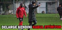 DELARGE KENDİNİ KABUL ETTİRİYOR