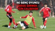 İKİ GENÇ OYUNCU GÖZE GİRMEK İÇİN ÇALIŞIYOR